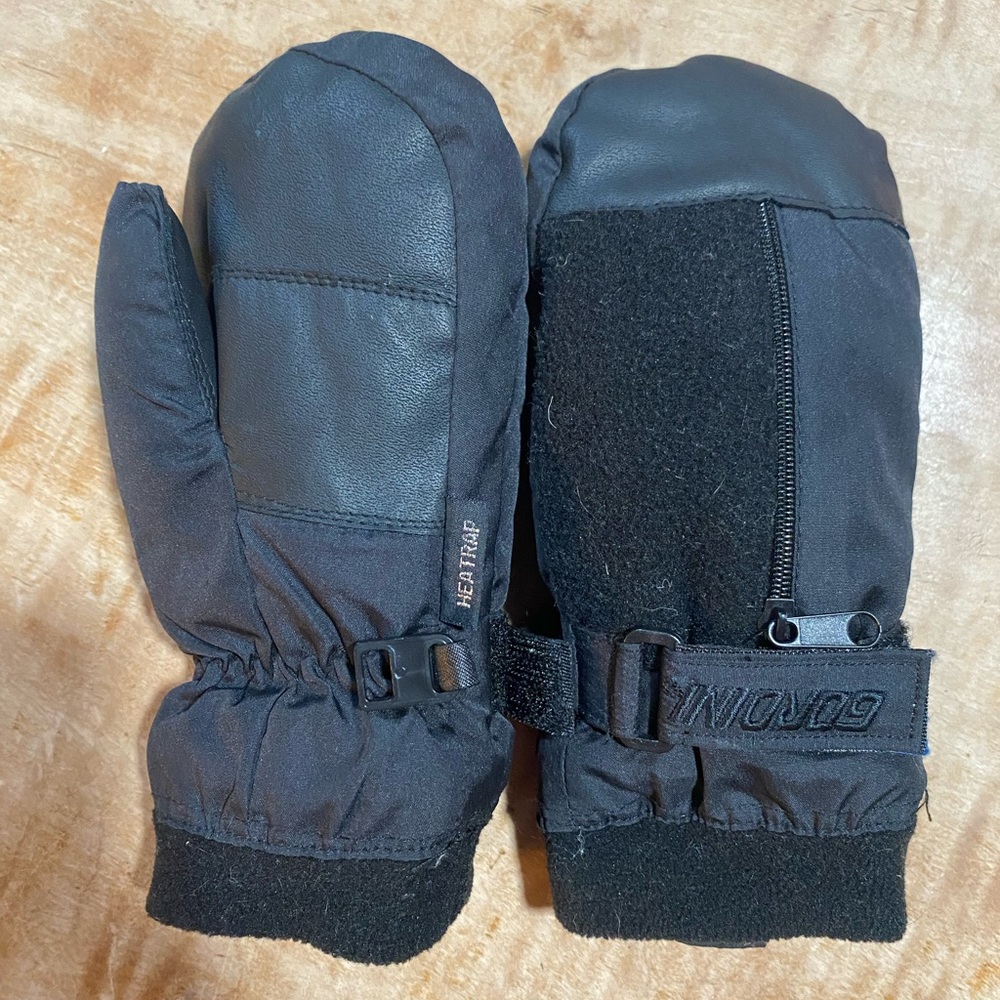 Gordini mittens - black with Velcro to tighten and a tiny pouch with zipper